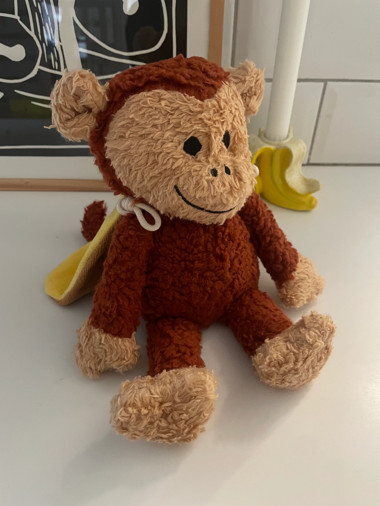 Den lekne apen med helte kappe